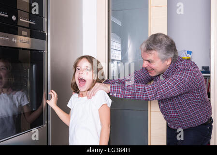 Vater überrascht seine Tochter Süßigkeiten Stockfoto