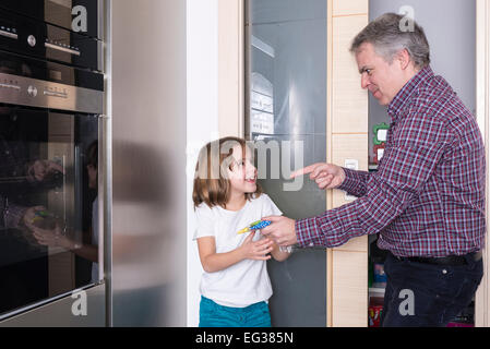 Vater überrascht seine Tochter Süßigkeiten Stockfoto