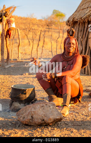 Ein Himba-Frau, Zubereitung von Essen. Stockfoto