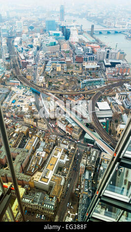 Blick von oben von The Shard, UKm Borough Market in London Southwark ist unter dem Dreieck der Gleise in der Mitte. Stockfoto