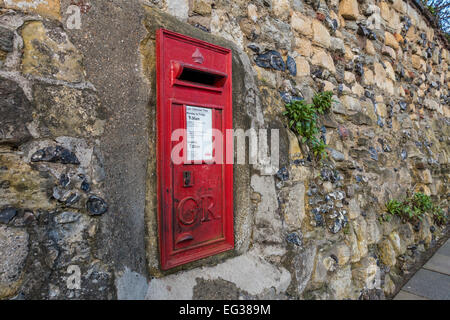 GR-Royal Mail-Briefkasten in alten Mauer montiert Stockfoto