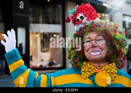 Düsseldorf, Deutschland. 15. Februar 2015. Eine weibliche Clown. Straßenkarneval Feierlichkeiten statt auf Königsallee (Kö) in Düsseldorf vor dem traditionellen Rosenmontag Umzug (Rosenmontagszug). Foto: Carnivalpix/Alamy Live-Nachrichten Stockfoto