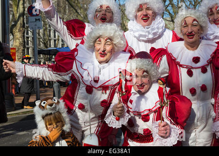 Düsseldorf, Deutschland. 15. Februar 2015. Clowns zu feiern. Straßenkarneval Feierlichkeiten statt auf Königsallee (Kö) in Düsseldorf vor dem traditionellen Rosenmontag Umzug (Rosenmontagszug). Foto: Carnivalpix/Alamy Live-Nachrichten Stockfoto