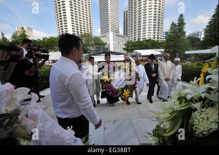 Singapur. 15. Februar 2015. Singapurs wichtigsten religiösen Führer präsentieren einen Kranz am Singapurs War Memorial Park am 15. Februar 2015. Singapur Chinese Chamber Of Commerce und Industrie (SCCCI) am Sonntag statt die 48. Krieg Trauerfeier in Gedenken an die zivilen Opfer der japanischen Besetzung. Bildnachweis: Dann Chih Wey/Xinhua/Alamy Live News Stockfoto