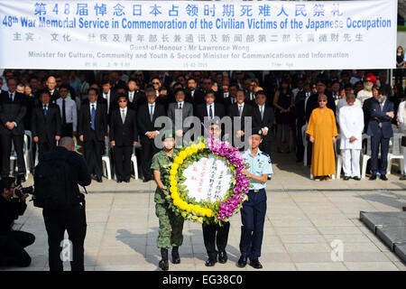 Singapur. 15. Februar 2015. Singapurs National Cadet Corps Kadett Studentenvertretern präsentieren einen Kranz am Singapurs War Memorial Park am 15. Februar 2015. Singapur Chinese Chamber Of Commerce und Industrie (SCCCI) am Sonntag statt die 48. Krieg Trauerfeier in Gedenken an die zivilen Opfer der japanischen Besetzung. Bildnachweis: Dann Chih Wey/Xinhua/Alamy Live News Stockfoto