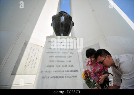 Singapur. 15. Februar 2015. Menschen besuchen die Krieg-Trauerfeier in Singapurs War Memorial Park am 15. Februar 2015. Singapur Chinese Chamber Of Commerce und Industrie (SCCCI) am Sonntag statt die 48. Krieg Trauerfeier in Gedenken an die zivilen Opfer der japanischen Besetzung. Bildnachweis: Dann Chih Wey/Xinhua/Alamy Live News Stockfoto