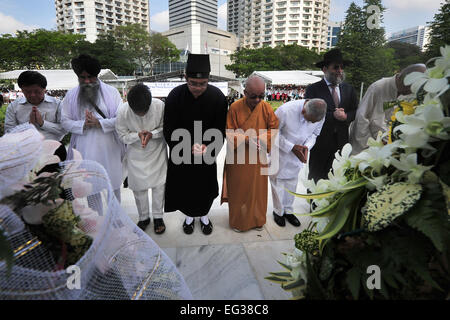 Singapur. 15. Februar 2015. Singapurs wichtigsten religiösen Führer präsentieren einen Kranz, während der Krieg-Trauerfeier in Singapurs War Memorial Park am 15. Februar 2015. Singapur Chinese Chamber Of Commerce und Industrie (SCCCI) am Sonntag statt die 48. Krieg Trauerfeier in Gedenken an die zivilen Opfer der japanischen Besetzung. Bildnachweis: Dann Chih Wey/Xinhua/Alamy Live News Stockfoto