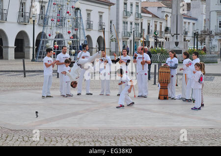 Capoeira-Straße-Demonstration in Tavira Stadt, Algarve, Portugal Stockfoto