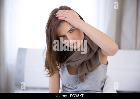 Frau, die Kopfschmerzen. Krank. Grippe Stockfoto