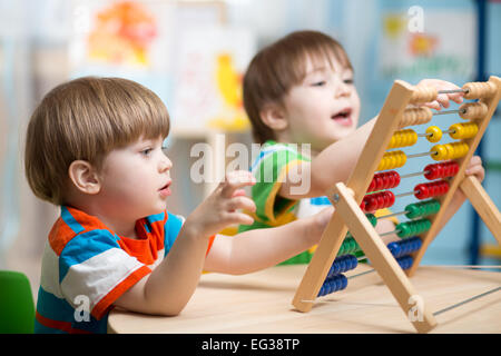 Kinder spielen mit abacus Stockfoto