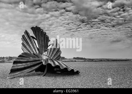 Jakobsmuschel-Skulptur am Strand von Aldeburgh Stockfoto