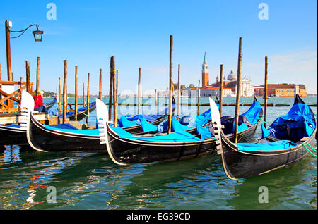 Gondeln in der Nähe von Markusplatz und San Giorgio di Maggiore Kirche im Hintergrund - Venedig, Italien Stockfoto