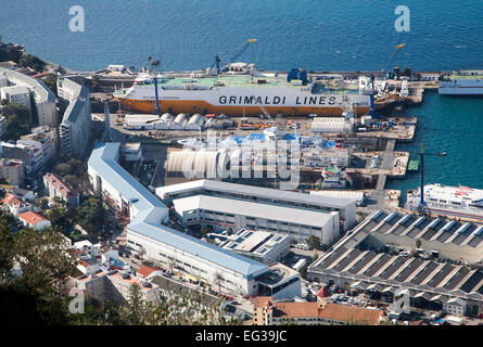 Blick über Hafen und Werft Lager in Gibraltar, Britisches Territorium im Süden Europas Stockfoto