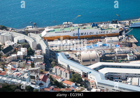 Blick über Hafen und Werft Lager in Gibraltar, Britisches Territorium im Süden Europas Stockfoto