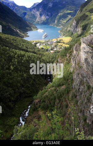 Blick auf Kreuzfahrtschiffen im Geirangerfjord, Geiranger Stadt, Weltkulturerbe, Sunnmøre Region, Møre Og Romsdal Grafschaft Stockfoto