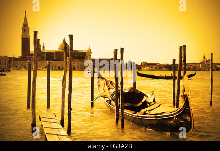 Gondel in der Nähe und San Giorgio di Maggiore Kirche im Hintergrund, Venedig, Italien Stockfoto