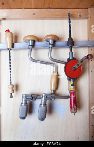 Old fashioned Zimmerei Bohrer in Holzschrank Stockfoto
