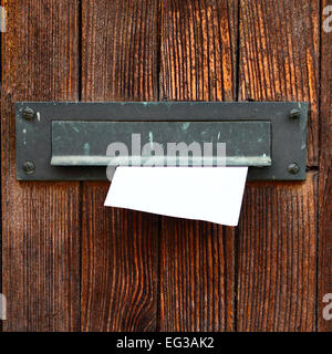 Briefkasten mit Umschlag auf Holztür Stockfoto