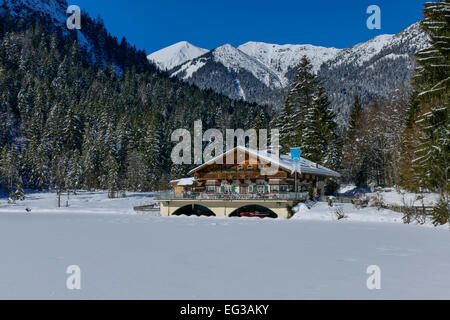 Mountain Inn Pflegersee am See Pflegersee in Winter, Garmisch-Partenkirchen, Upper Bavaria, Bayern, Deutschland, Europa Stockfoto