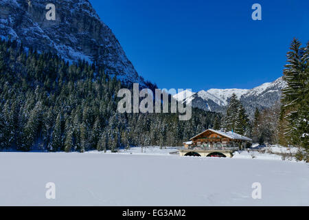 Mountain Inn Pflegersee am See Pflegersee in Winter, Garmisch-Partenkirchen, Upper Bavaria, Bayern, Deutschland, Europa Stockfoto