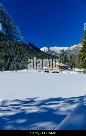 Mountain Inn Pflegersee am See Pflegersee in Winter, Garmisch-Partenkirchen, Upper Bavaria, Bayern, Deutschland, Europa Stockfoto