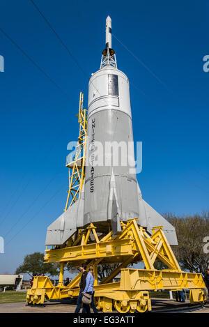 Eine Riesen-Modell-Rakete auf ein Transporter auf der Rakete Park, NASA Johnson Space Center in Houston, Texas, USA. Stockfoto