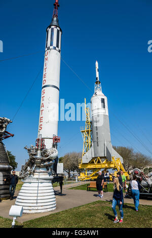 Besucher besichtigen die Rakete Park im NASA Johnson Space Center in Houston, Texas, USA. Stockfoto