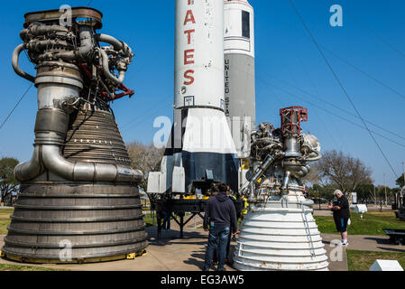 Besucher bekommen in der Nähe von den Raketen-Motoren im Rocket Park, NASA Johnson Space Center in Houston, Texas, USA. Stockfoto