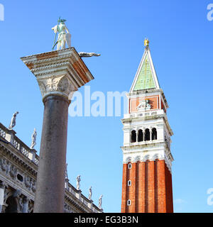 Campanile und Statue des St.Theodore auf der Piazza San Marco, Venedig, Italien Stockfoto