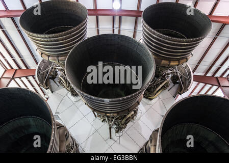 Fünf riesige Motoren der Saturn V-Rakete am NASA Johnson Space Center in Houston, Texas, USA. Stockfoto