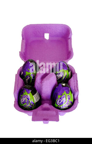 Cadbury Schokolade Creme Eiern mit grüner Folie Wrapper in ein lila Eierkarton Stockfoto