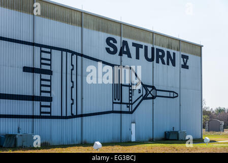 Zeichen auf dem Kleiderbügel Wand-Gehäuse der Saturn 5 Rakete im NASA Johnson Space Center in Houston, Texas, USA. Stockfoto