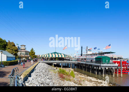 Uferpromenade und das Dampfschiff Natchez am Mississippi River, French Quarter, New Orleans, Louisiana, USA Stockfoto