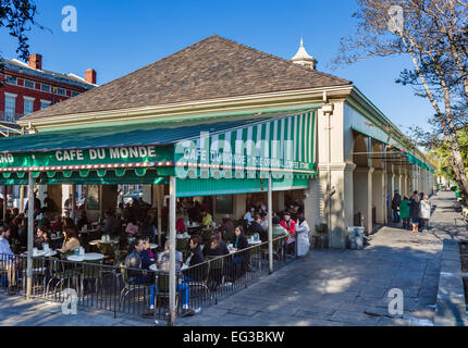 Das berühmte Cafe du Monde-Café im French Quarter, New Orleans, Louisiana, USA Stockfoto