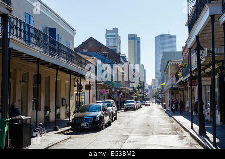 Chartres Street im French Quarter mit Innenstadt von Wolkenkratzern in Ferne, New Orleans, Louisiana, USA Stockfoto