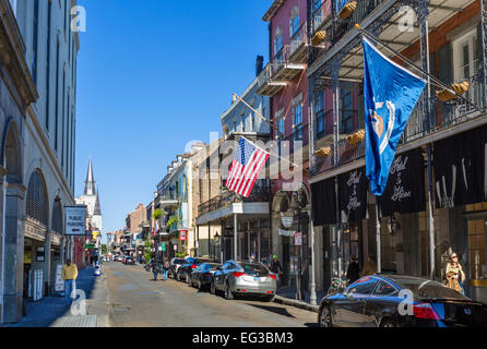 Chartres St im French Quarter mit Hotel Ste Helene nach rechts und St. Louis Cathedral in Ferne, New Orleans, Louisiana, USA Stockfoto