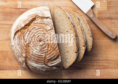 Schnittbrot auf Holztisch Stockfoto