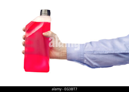 Männliche Hand hält eine Flasche Frostschutzmittel Additiv wässrige Flüssigkeit, isoliert auf weißem Hintergrund. Stockfoto