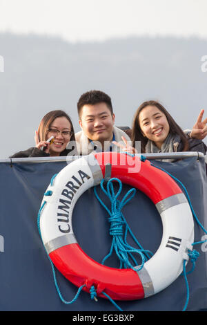 Lake Windermere Cumbria 15. Februar 2015. Touristen & Familien machen das Beste aus dem Wetter mit Eis & Bootsfahrten auf Miss Cumbria 3 Credit: Gordon Shoosmith/Alamy Live News Stockfoto