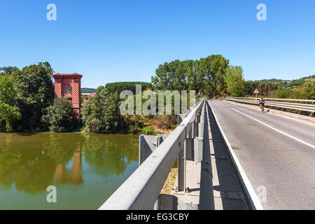 Brücke über grünes Wasser des Flusses Tanaro in Piemont, Norditalien. Stockfoto