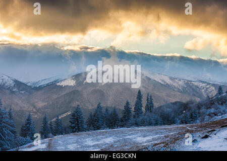 Majestätische Winterlandschaft durch Sonnenlicht Leuchten. Dramatische winterliche Szene. Karpaten, Ukraine, Europa. Beauty-Welt. Retro-Filter. Ich Stockfoto