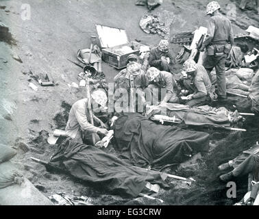 Schlacht von IWO JIMA Februar / März 1945. US-Marines weiterleiten Unfall Bahnhof Stockfoto