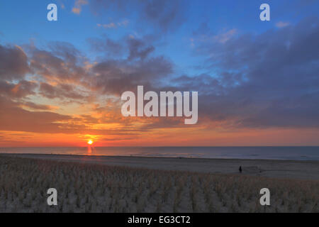 Ein romantischer Sonnenuntergang über der Nordsee in Katwijk Aan Zee, Südholland, Niederlande. Stockfoto