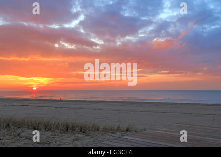 Ein romantischer Sonnenuntergang über der Nordsee in Katwijk Aan Zee, Südholland, Niederlande. Stockfoto