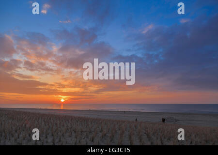 Ein romantischer Sonnenuntergang über der Nordsee in Katwijk Aan Zee, Südholland, Niederlande. Stockfoto