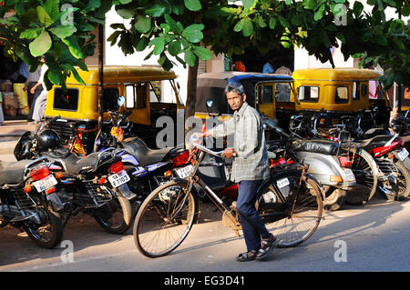 Alter Mann ich auf Kamera mit Fahrrad in der Straße von Panaji, Indien Stockfoto