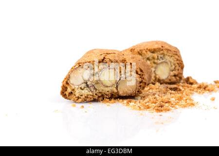 Italienische Cantuccini Cookie mit Mandel-Füllung. Studioaufnahme, isoliert auf weißem Hintergrund. Stockfoto