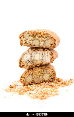 Italienische Cantuccini Cookie mit Mandel-Füllung. Studioaufnahme, isoliert auf weißem Hintergrund. Stockfoto