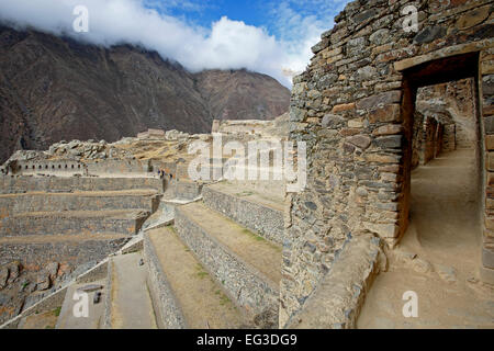 Stein-Tür und landwirtschaftlichen Terrassen, Ollantaytambo Inkaruinen, Ollantaytambo, Urubamba, Cusco, Peru Stockfoto