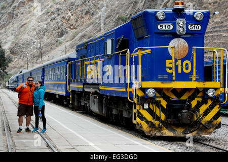 Paar nehmen Selfie vor Perurail Zug, Zug Station, Ollantaytambo, Urubamba, Cusco, Peru Stockfoto